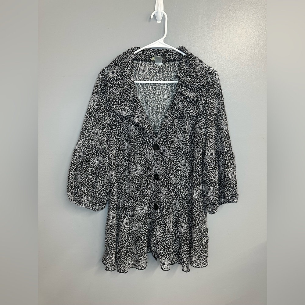 Damee inc Black and White Patterned Button-Up loose flowy Blouse